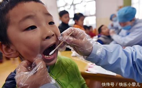 手指套|2岁孩子有了小黑牙,可能和糖果无关,跟爸妈的这些坏习惯有关