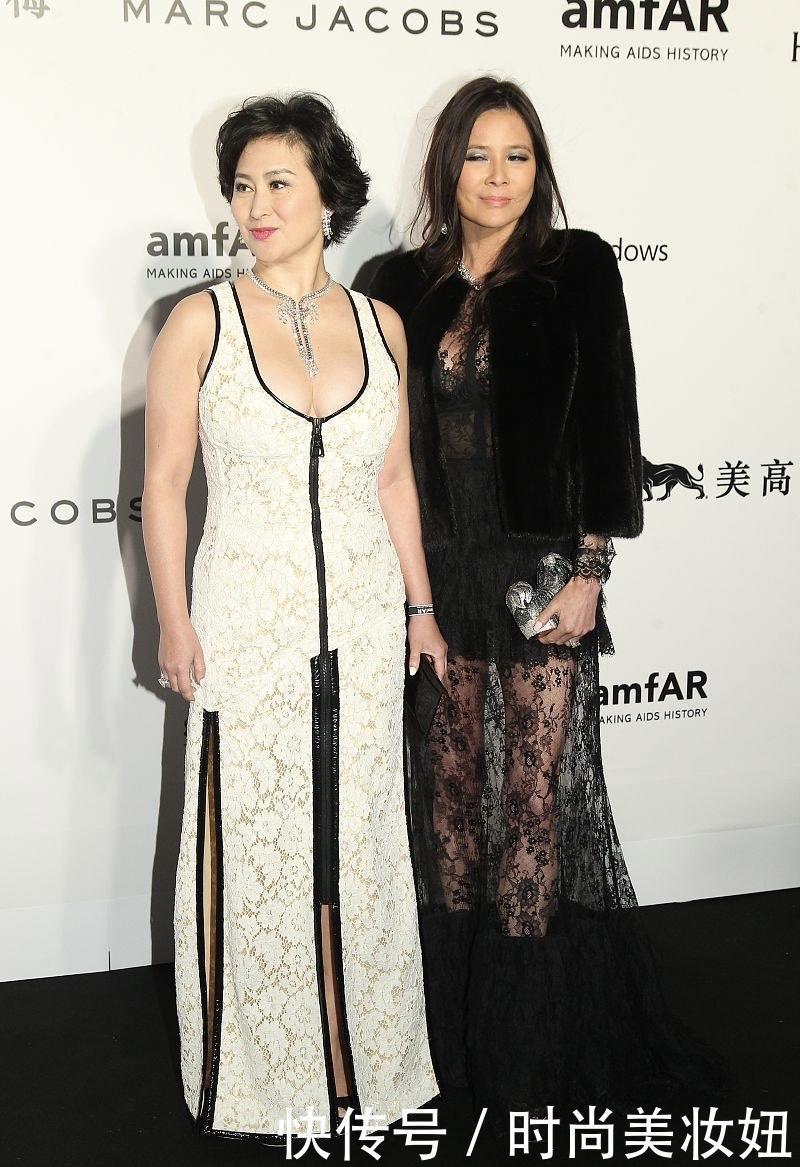 腰部|何超琼也太“敢穿”,穿大U领蕾丝连衣裙身材傲人,气质惊艳了