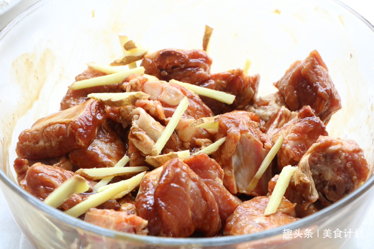 懒人吃法|天热排骨别再炖了,教你懒人吃法,不加油不加水,出锅瞬间就吃光