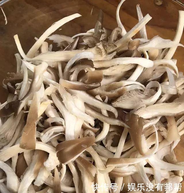 辣椒粉|快手椒盐酥脆炸蘑菇，只需3个步骤！手残党肯定也能驾驭的了！