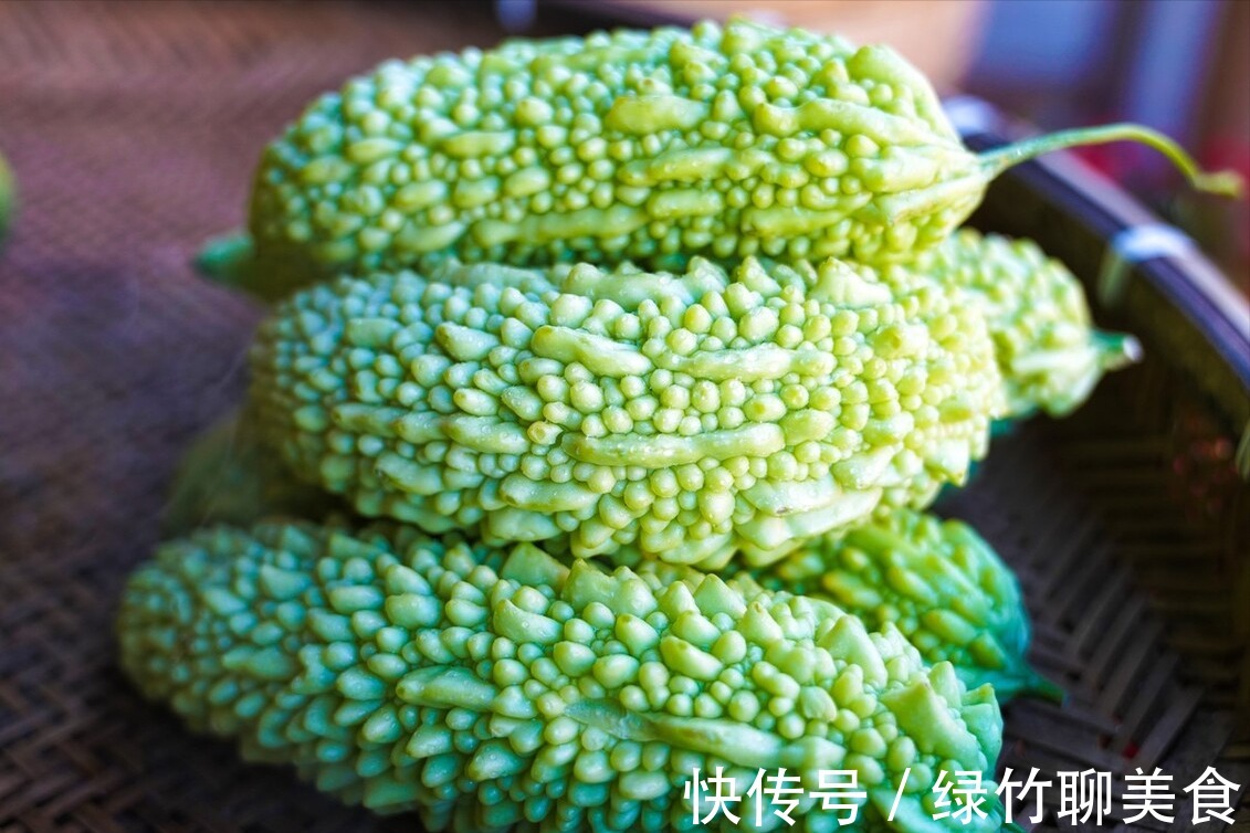 颜色|买苦瓜,选直的还是弯的学会3个技巧,苦瓜苦味清淡,也不涩