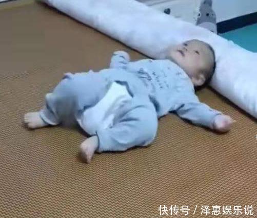 宝宝|宝宝不会翻身,却掉下床2次,爸爸无意中揭晓谜题,网友同款