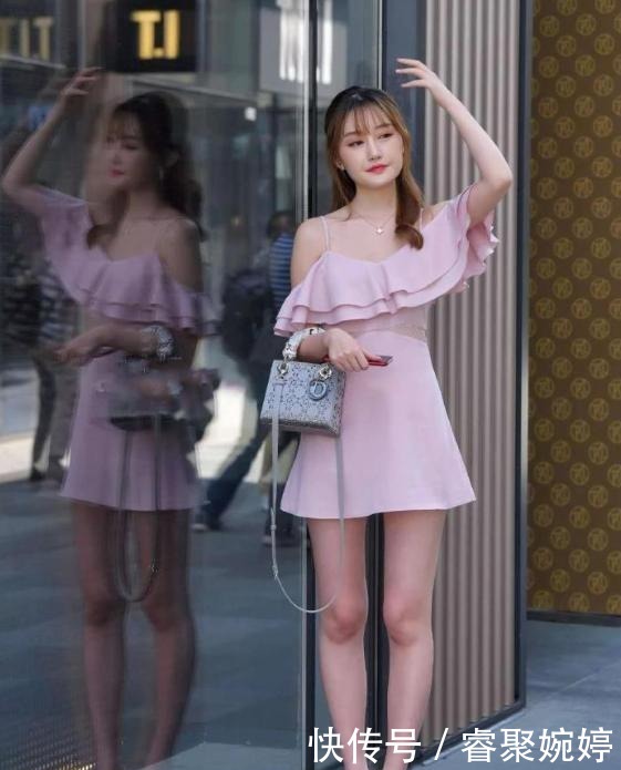 非常“减龄”的粉色连衣裙,轻松秀出少女范,“小仙女”都这么穿