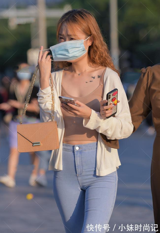 落落大方|针织开衫搭配细腻的蓝色紧身裤,知性优雅,落落大方