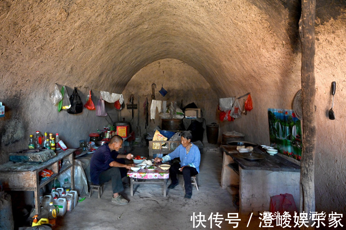 农村大娘炒菜不用锅，一把舀饭勺搞定，炒一勺菜夫妻二人吃不完