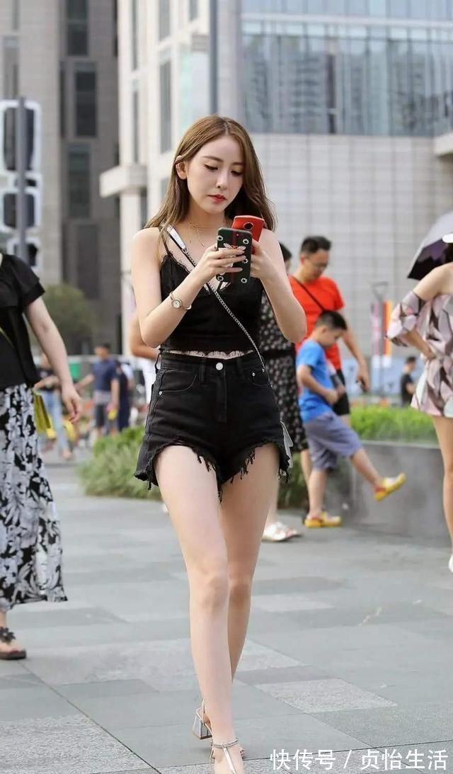 时尚|路人街拍,无袖短衫搭配牛仔裤,展现了优雅气质