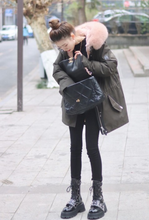 小姐姐|今年流行“羽绒服+小脚裤”,时髦显瘦又保暖,轻松美出新高度