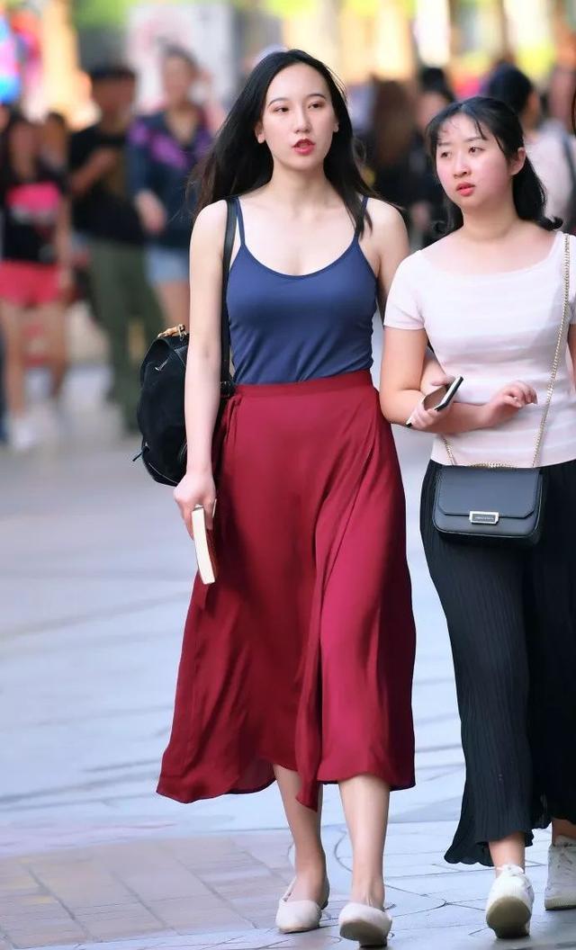 街拍身材高挑的小美女，身穿双层连衣裙，气质优雅十足