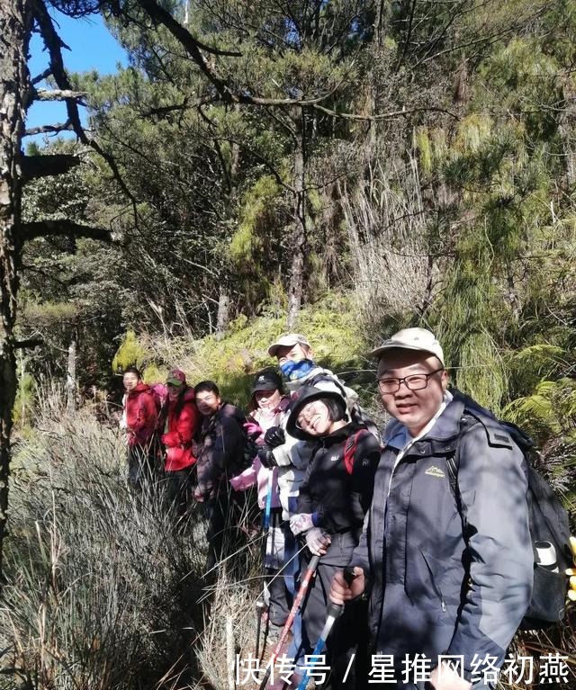 仙游石剑山，山顶一巨石形似利剑，有点霸气