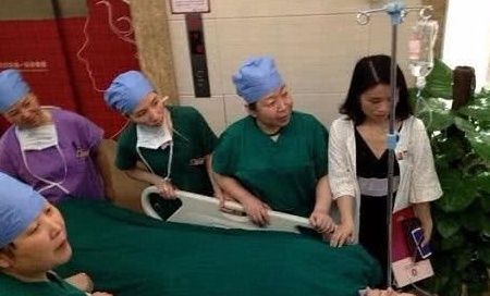 小丽|孕妇顺产生娃，先后生了2个宝宝，宝妈嚷着肚子还在动