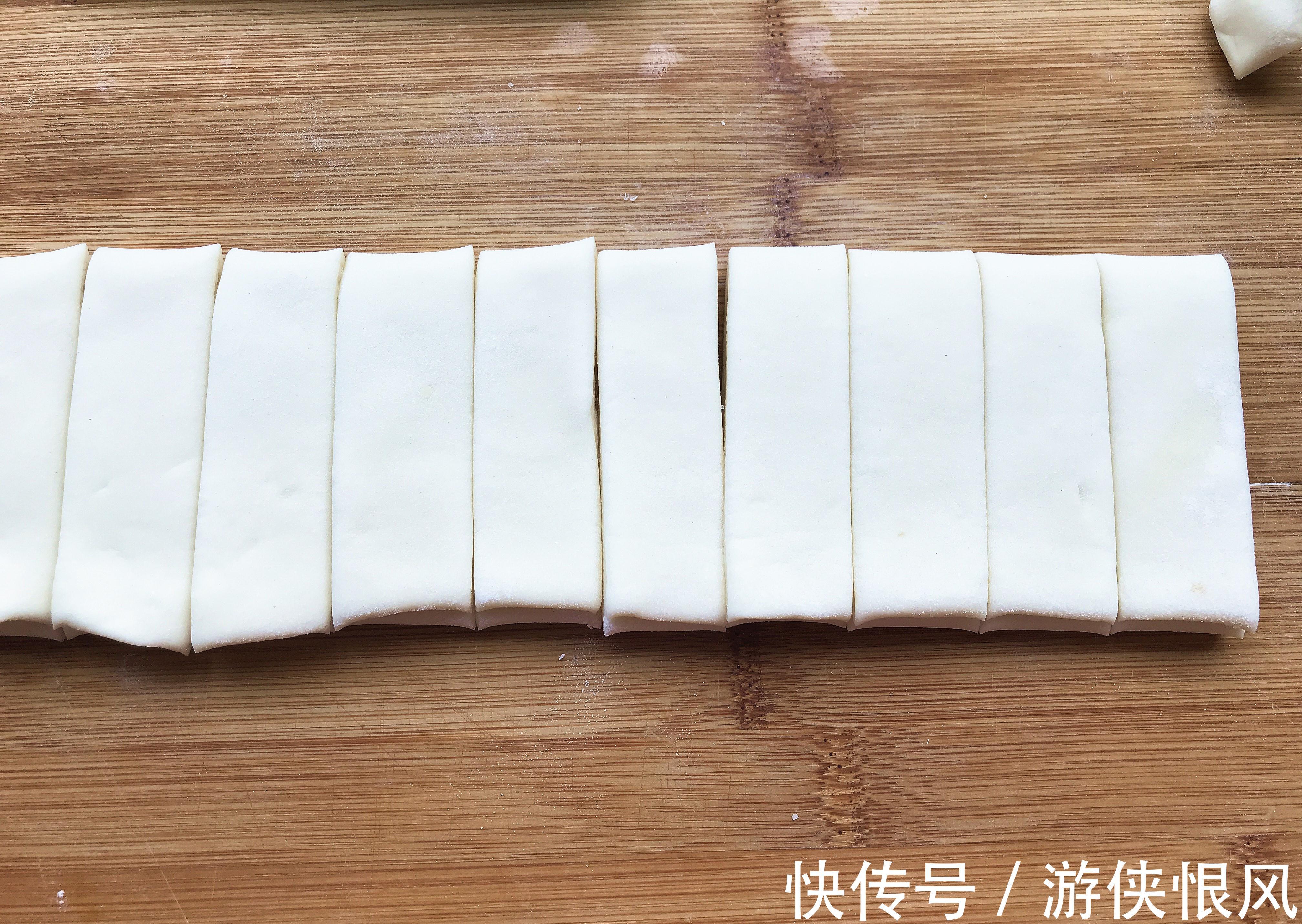 82岁奶奶教你做碱面小花卷,一层一层撕着吃,越吃越香,特简单