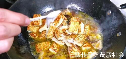 豆腐和香菇是绝配，冬天这样吃实在太香了，比大鱼大肉都好吃