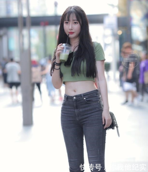 T恤 公司新来的女同事,紧身牛仔裤搭配高腰T恤,淑女气质十足!