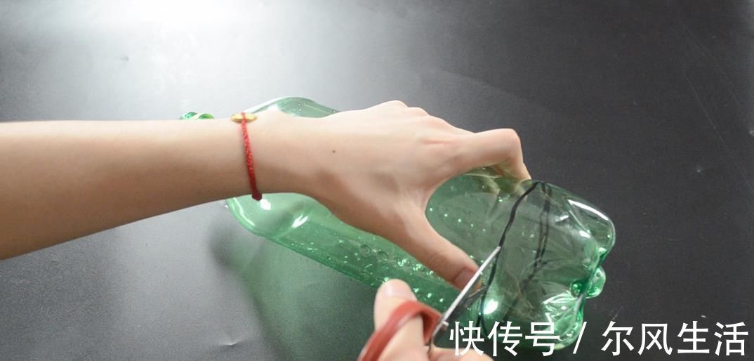 厨房里放一个塑料瓶, 家里一年都不用买垃圾袋, 看完赶紧去试试