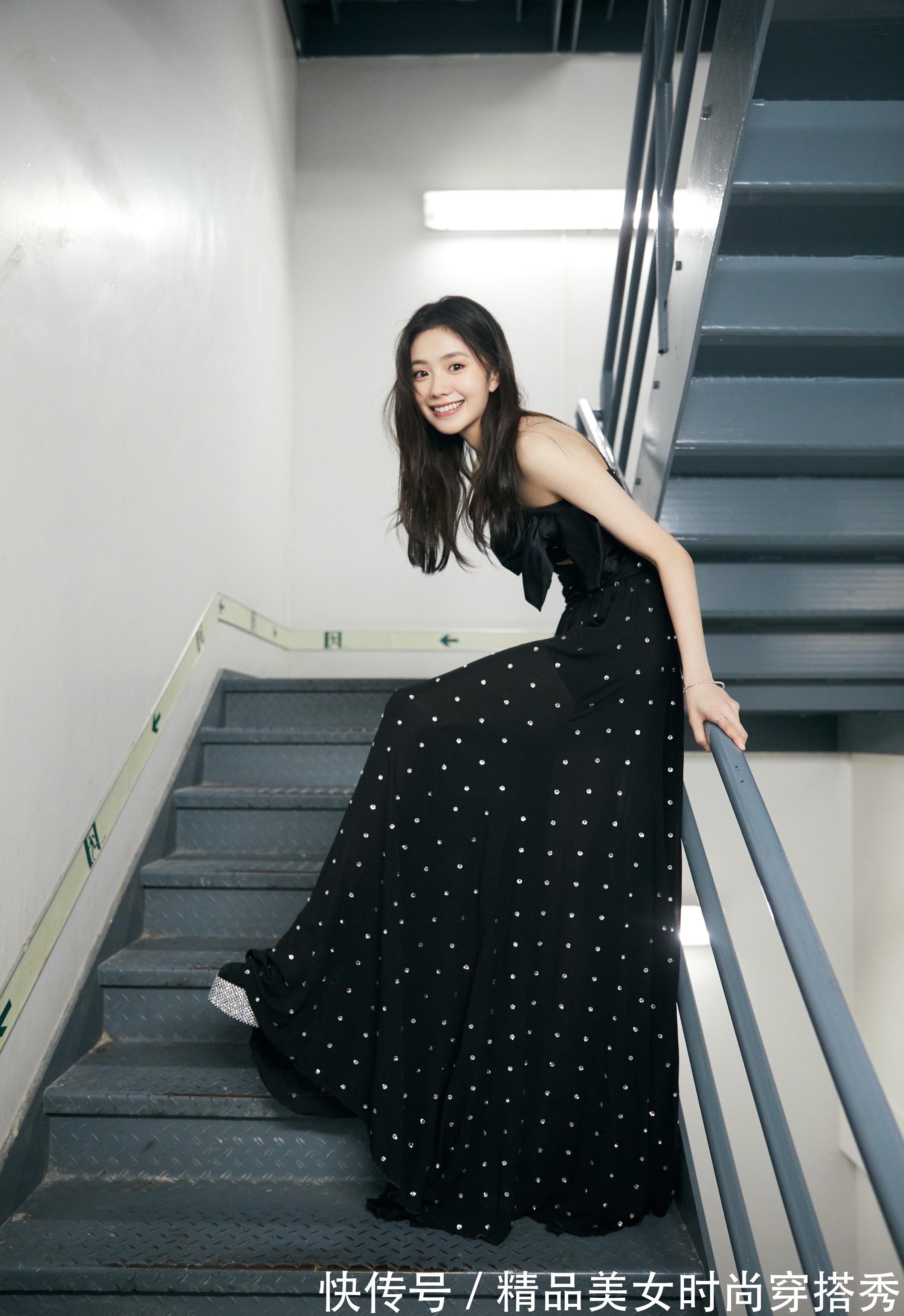 蝴蝶结 简约时尚的抹胸设计搭配蝴蝶结装饰,女人味十足