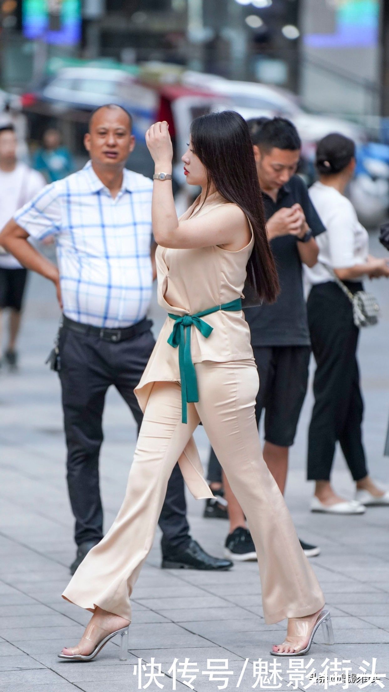 套装 夏季职业装怎么选?裙装穿腻了可以考虑裤装,轻松穿出职业气质