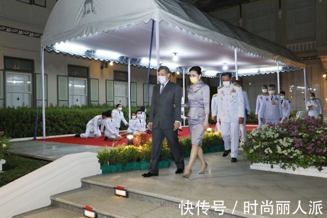 造型|苏提达晒最新漫画好得意！蓝裙造型确实美，诗妮娜好久没有亮相了