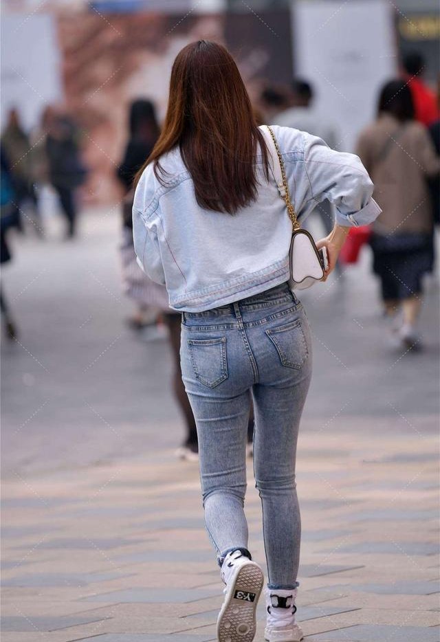 浅蓝色牛仔外套，搭配牛仔裤，展现复古休闲范儿