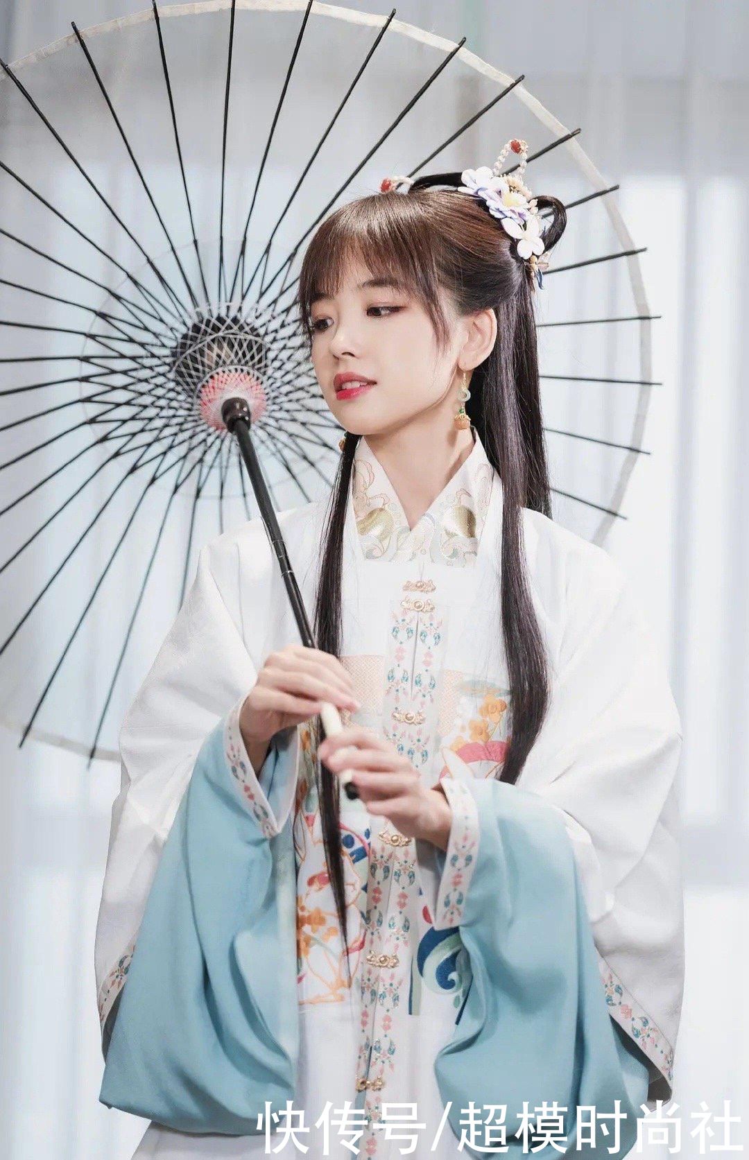央视主持王冰冰汉服造型惊艳！穿白色刺绣汉服气质清纯，被夸绝美