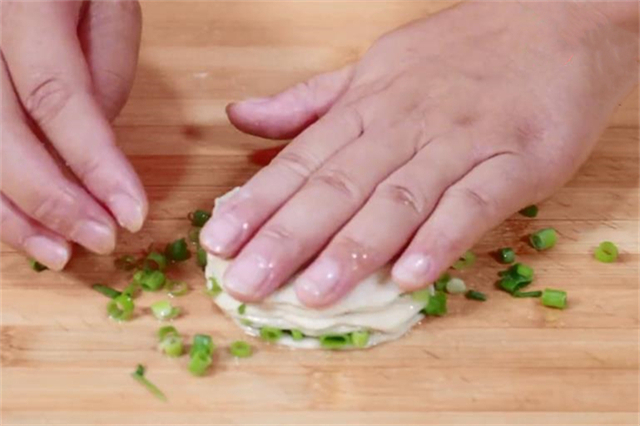 油饼|饺子皮别只会包饺子,试试这种做法,层层松软,出锅后比饺子还香