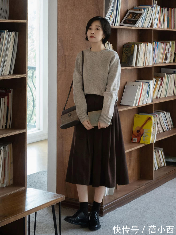 套头|冬天建议多穿“毛衣”,选这5类颜色就够了,怎么搭配时髦洋气