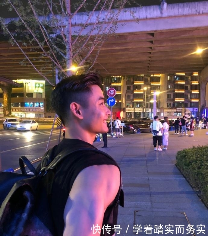 学霸|四川师范大学肌肉学霸，24岁健壮大长腿，这霸气麒麟臂胸肌也太可了！