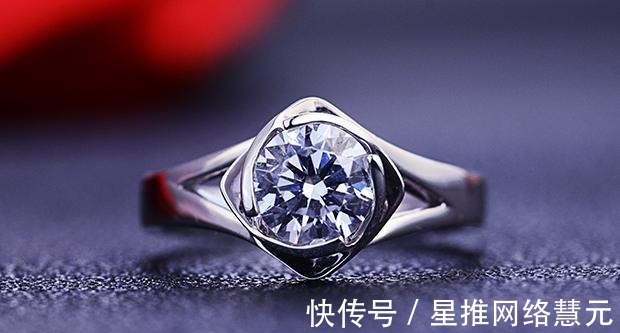 无名指|钻戒的戴法有什么讲究?婚戒应该戴在无名指,订婚戒呢?