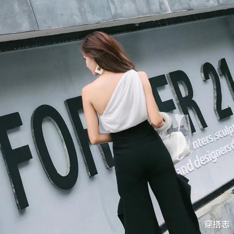 穿搭 女人就不要总乱穿衣了,学我媳妇这样穿背心,减龄又好看