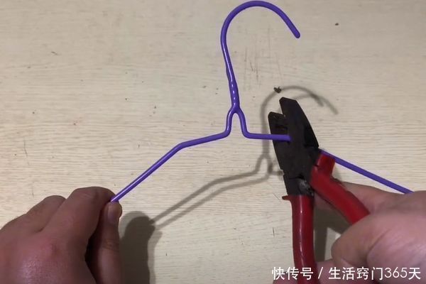 废旧衣架剪一剪折一折,用途真是厉害了,解决了很多家庭的烦恼