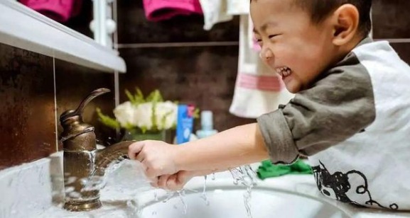 孩子|4个老人抢着带孩子,互不相让,逼疯夫妇俩我生3个每人一个吧