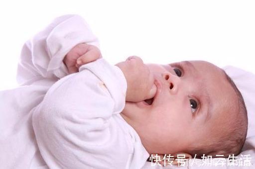 动作|孩子满六个月后,这些动作若还不会做,可能就有问题了,别大意!