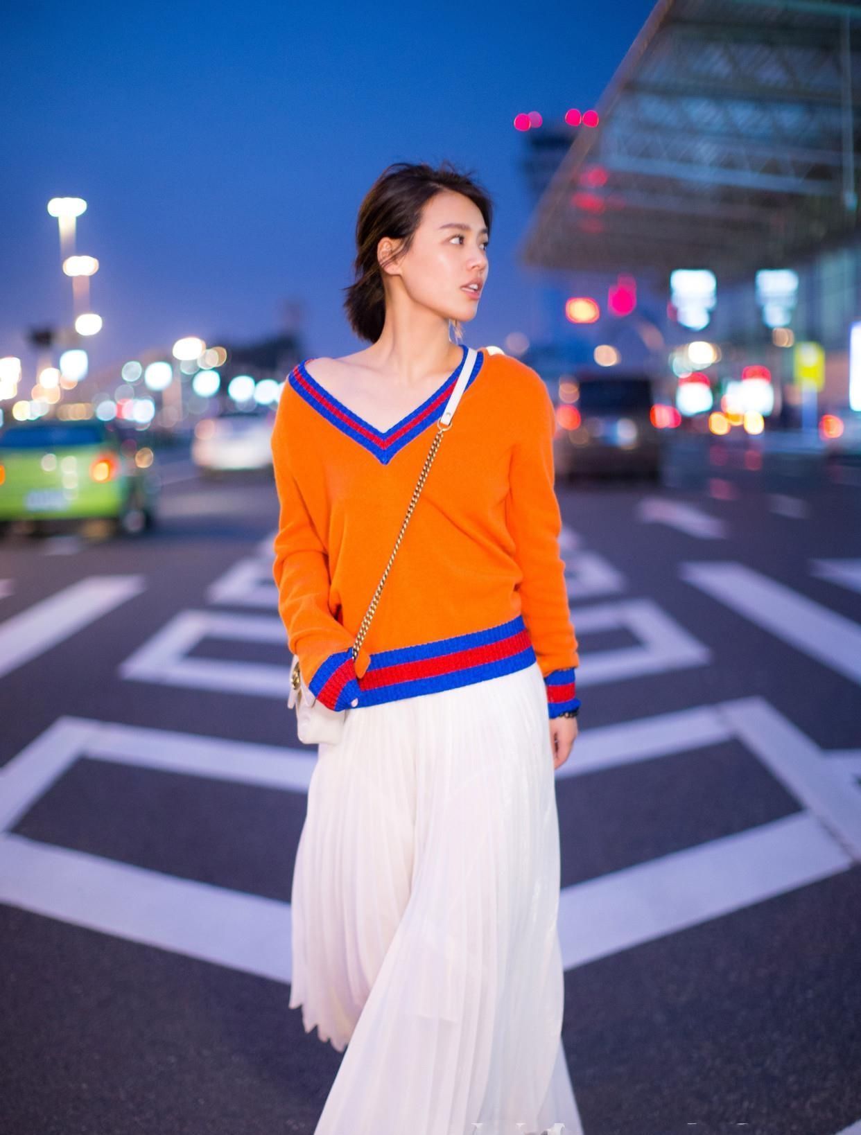 今年流行一种穿法,叫“短上衣+小白鞋”,简单时髦,明星都在穿