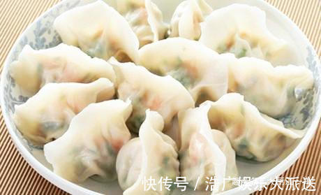 煮饺子时，先下锅煮就错了！多加这一步，饺子口感鲜嫩不破皮
