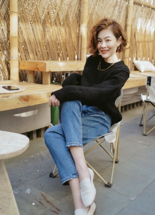 博主|入冬后的高级感从何而来?靠一件“针织衫”就可以搞定,时髦大气