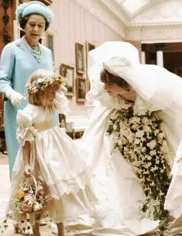 睡着|有妈的孩子像块宝:70岁查尔斯看球睡着,92岁女王微笑不忍叫醒他