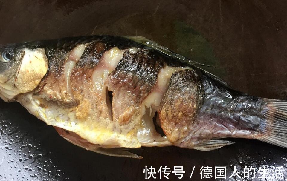 鲫鱼汤|“煎鱼时”别再往锅底撒盐了，大厨透露2招，煎鱼不破皮不粘锅