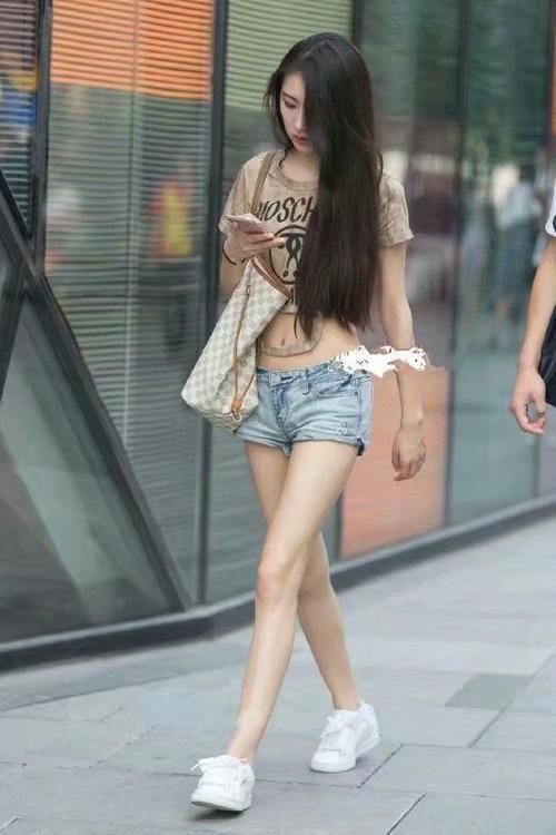 身材|街头拍摄:长发美女身材既性感又迷人