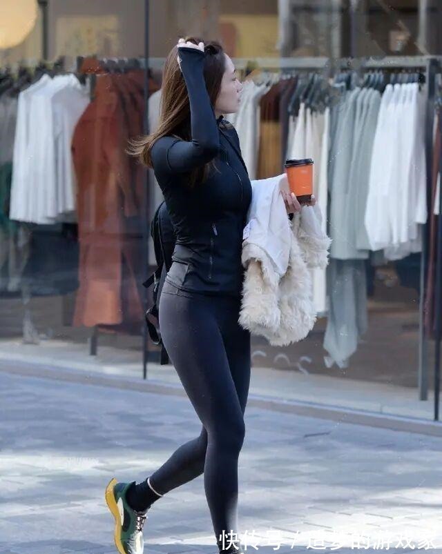 小姐姐 打底裤打造街头美感,突显美丽曲线,时尚魅力无法挡!