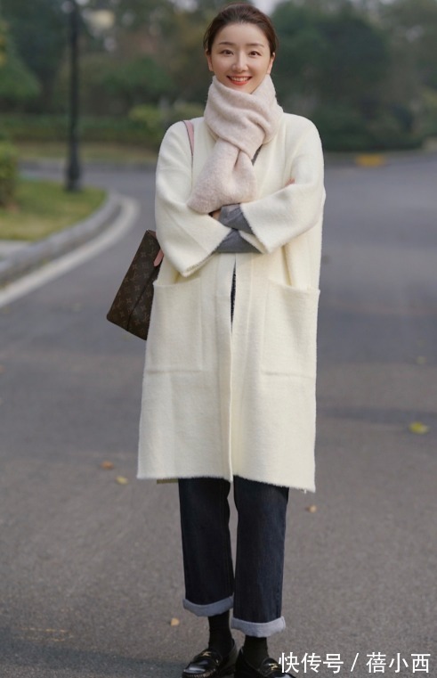 时髦|今年多穿“大衣”,内搭毛衣+牛仔裤,下搭帆布鞋、靴子时髦高级