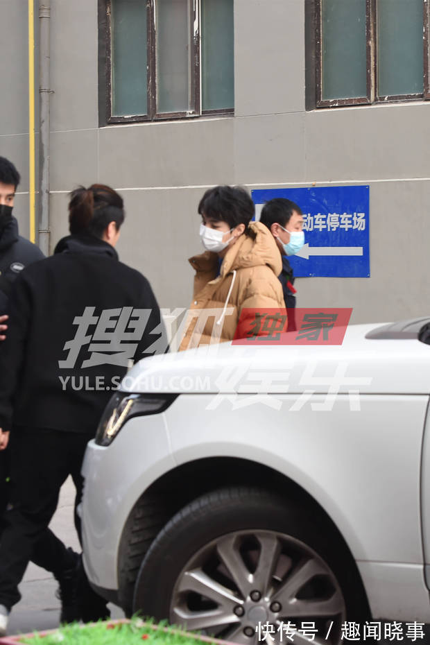 独家:王俊凯等亮相文联春晚录制 造型精致状态佳