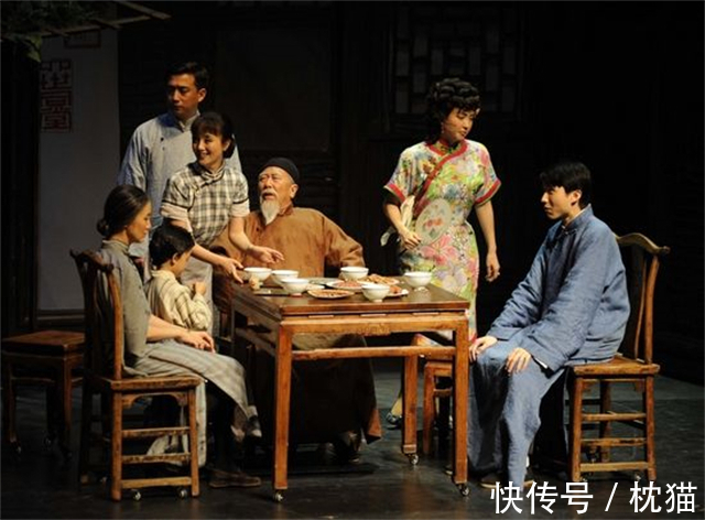 四世同堂@老舍在《四世同堂》中渗透出普通中国人的基本生存观:凑合着活