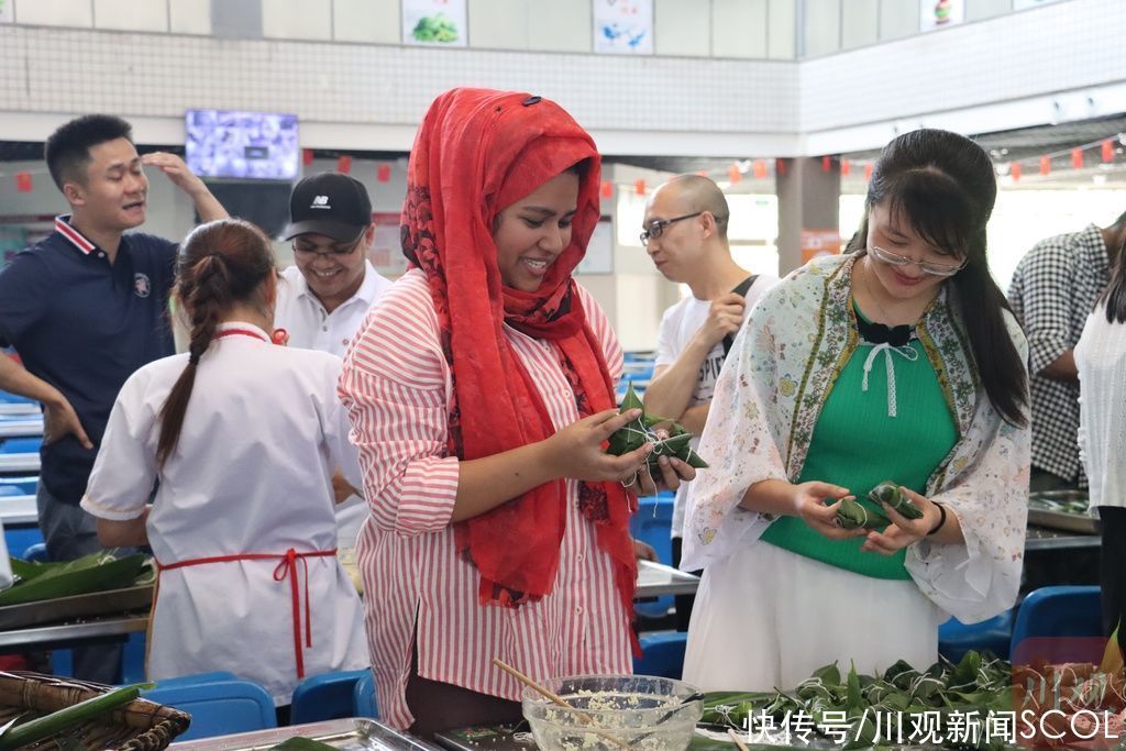 粽叶|端午节，这群留学生在泸州包粽子感受中国味