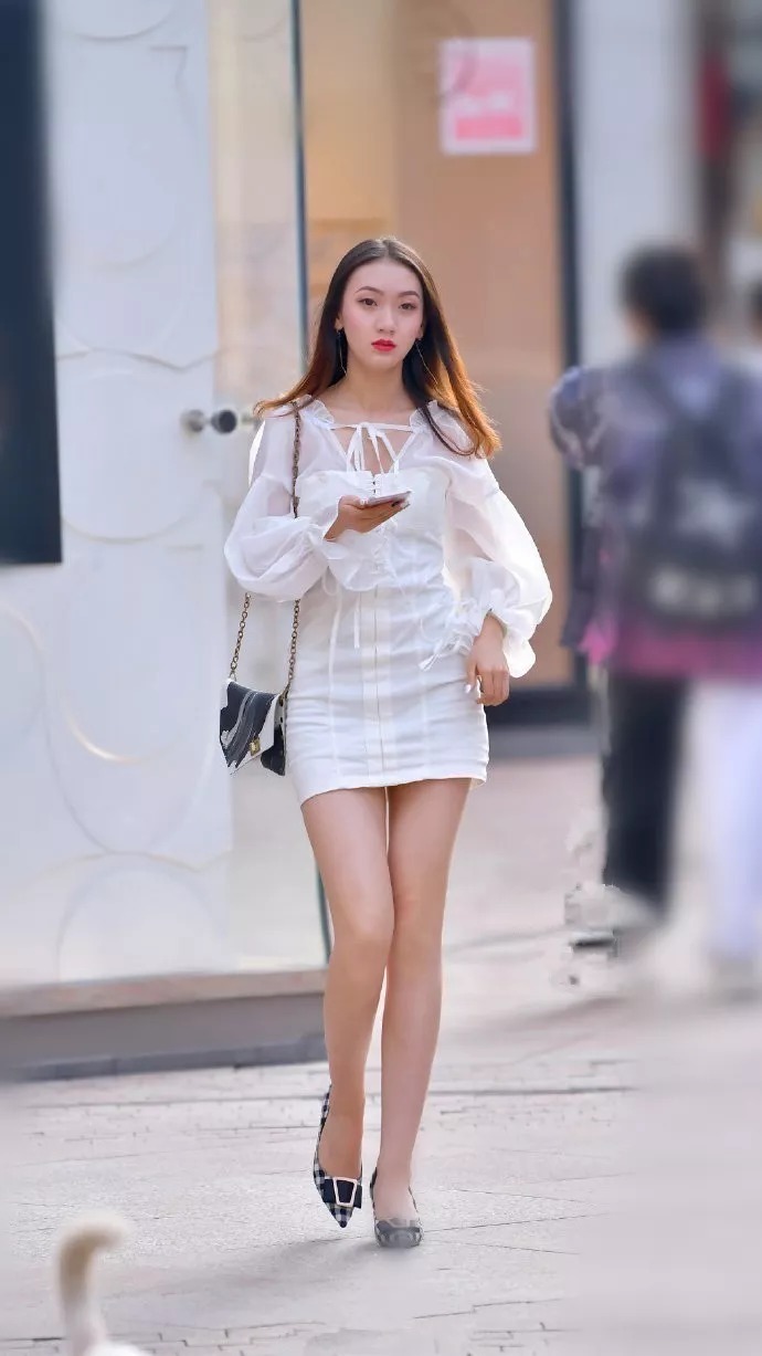 小姐姐|高跟鞋搭配短裙,让女性显得成熟又时尚