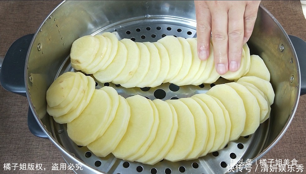 香辣|土豆我家从来不炒,教你秘制新做法,一次做4个,香辣筋道超好吃