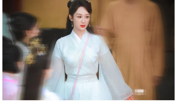 楊紫|《萌探》有新鮮路透，楊紫那英爭相當白蛇，沒成想正版到來美翻了