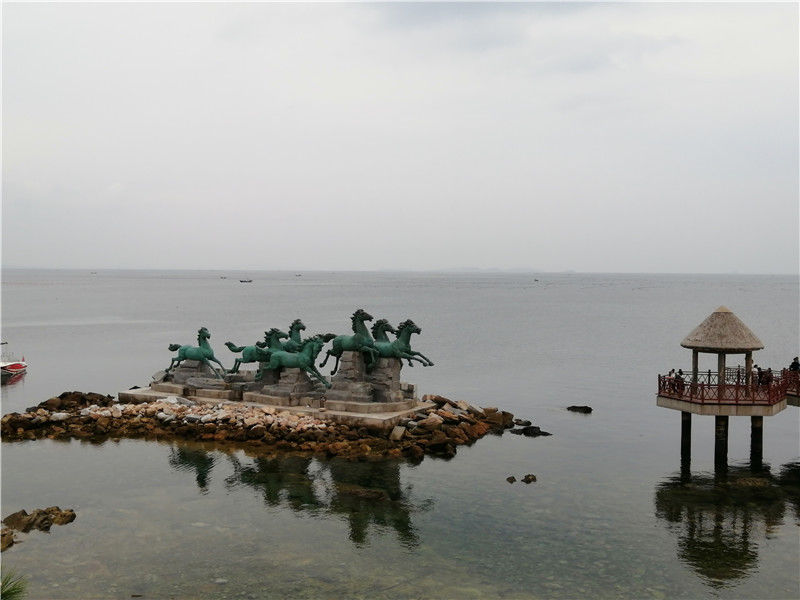 山光海色秀如画，群礁嶙峋水拍岸，海上幻境养马岛