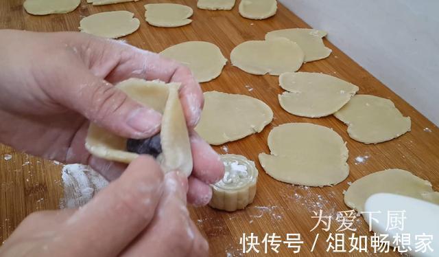 保鲜膜|中秋节别买月饼了，擀杖擀一擀，外皮香酥又掉渣，没烤箱也能成功