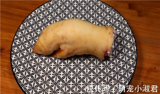 买猪蹄时,挑“前蹄”还是“后蹄”?老屠夫:差距很大,买错难吃