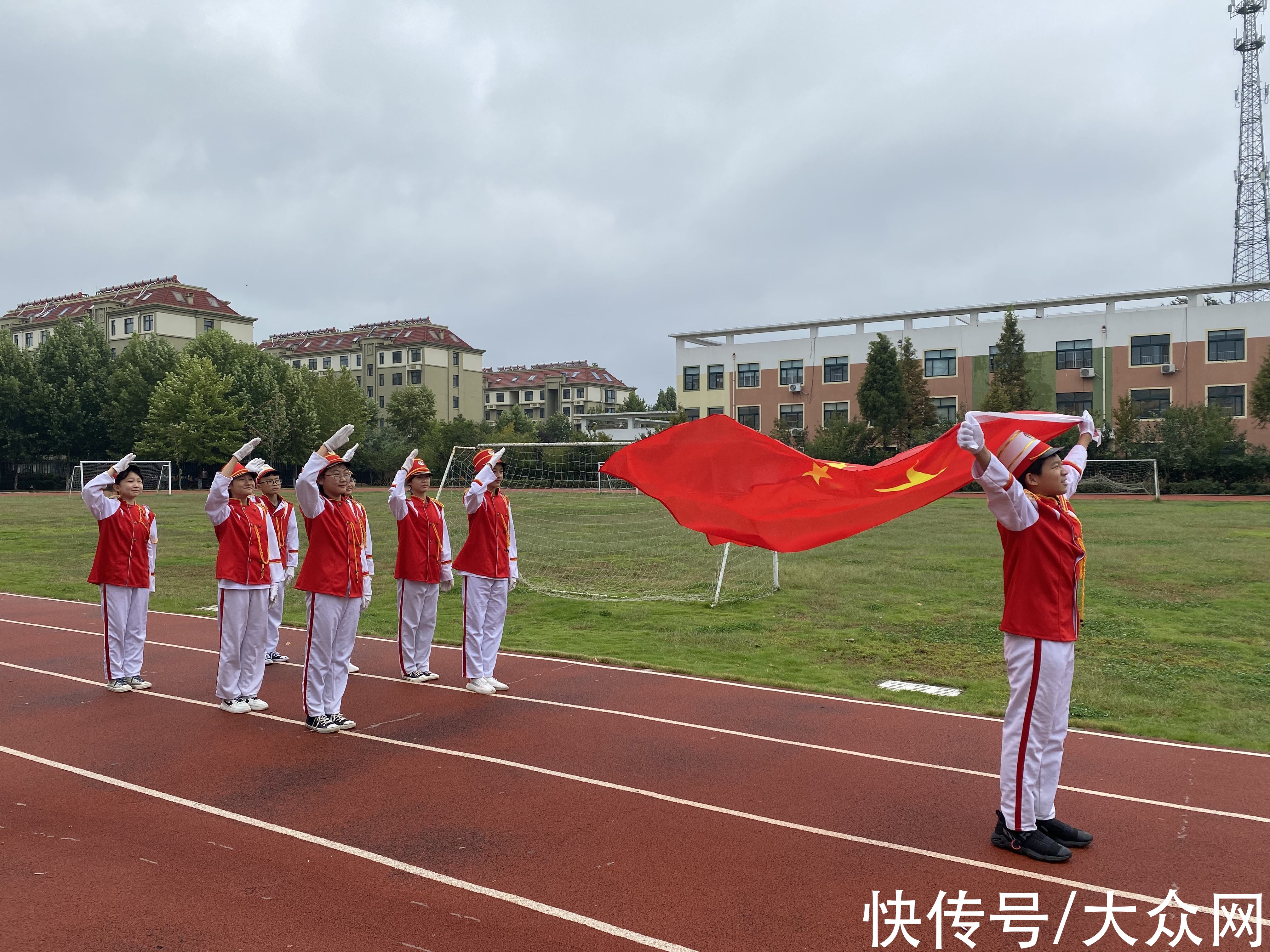 浙江日报|我跟国旗合张影合集丨我向国旗敬个礼