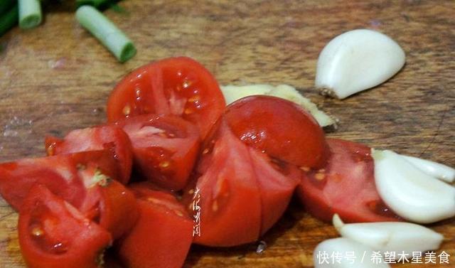 米饭|鱼刺容易卡喉咙,别再喝醋吞米饭,简单一招,让鱼刺自己跑出来!